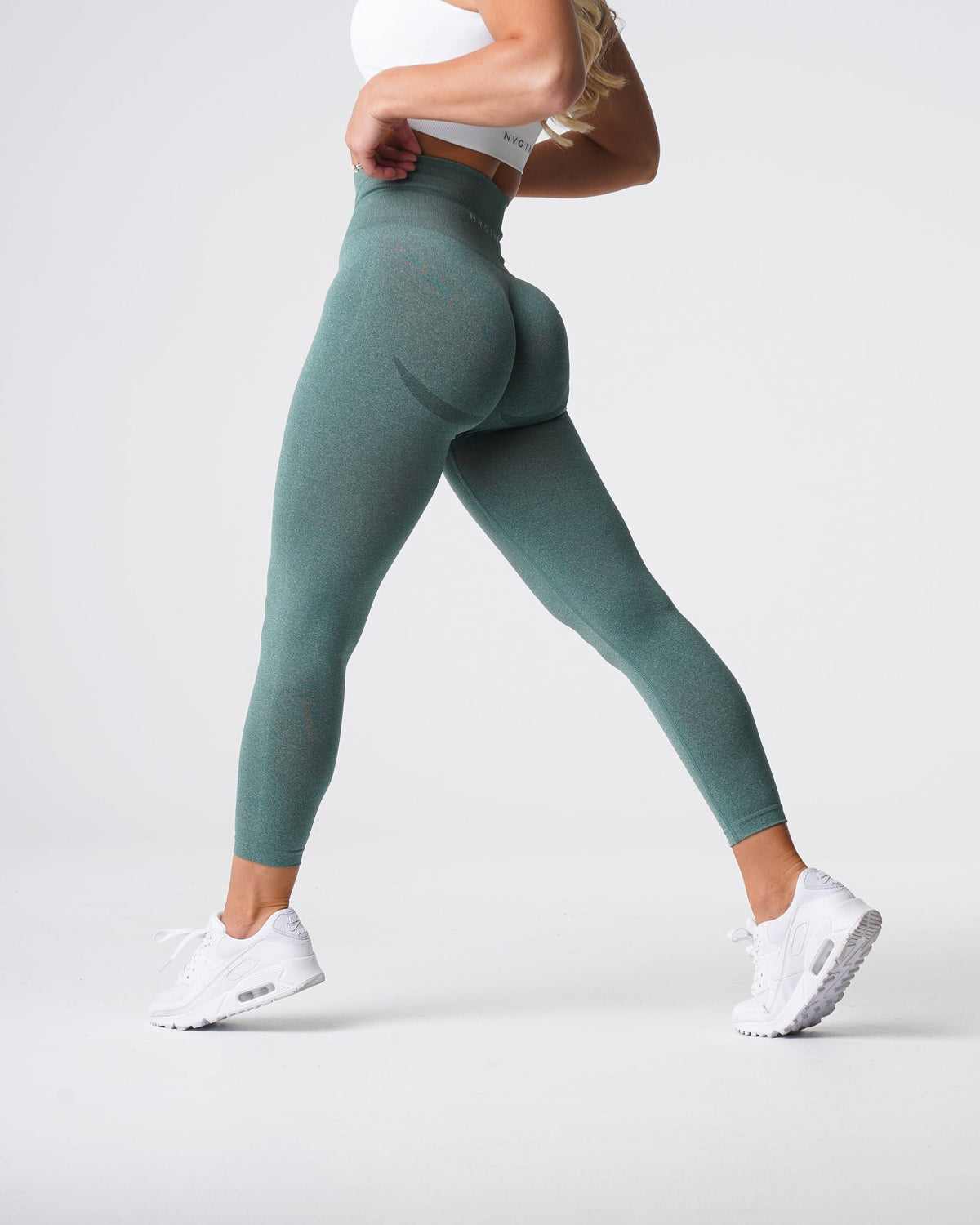 Women Forest Green Curve Seamless Leggings - NVGTN