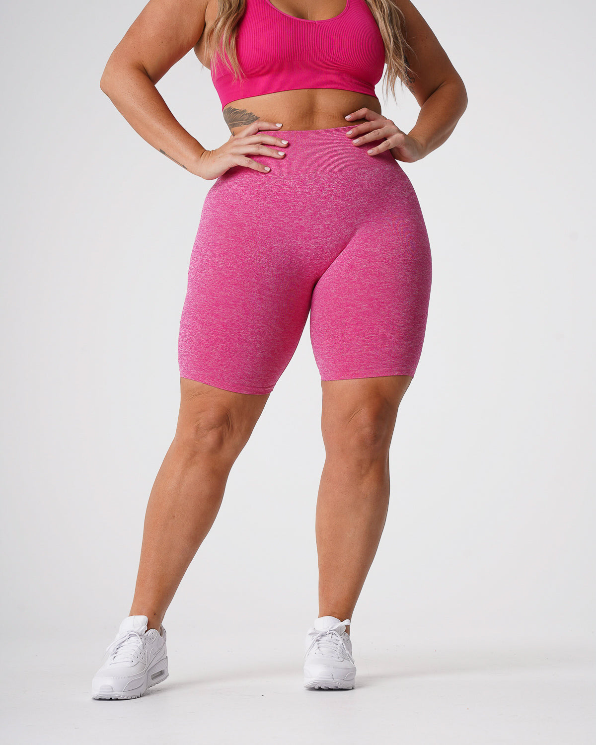 Women Fuchsia Scrunch Seamless Shorts - NVGTN