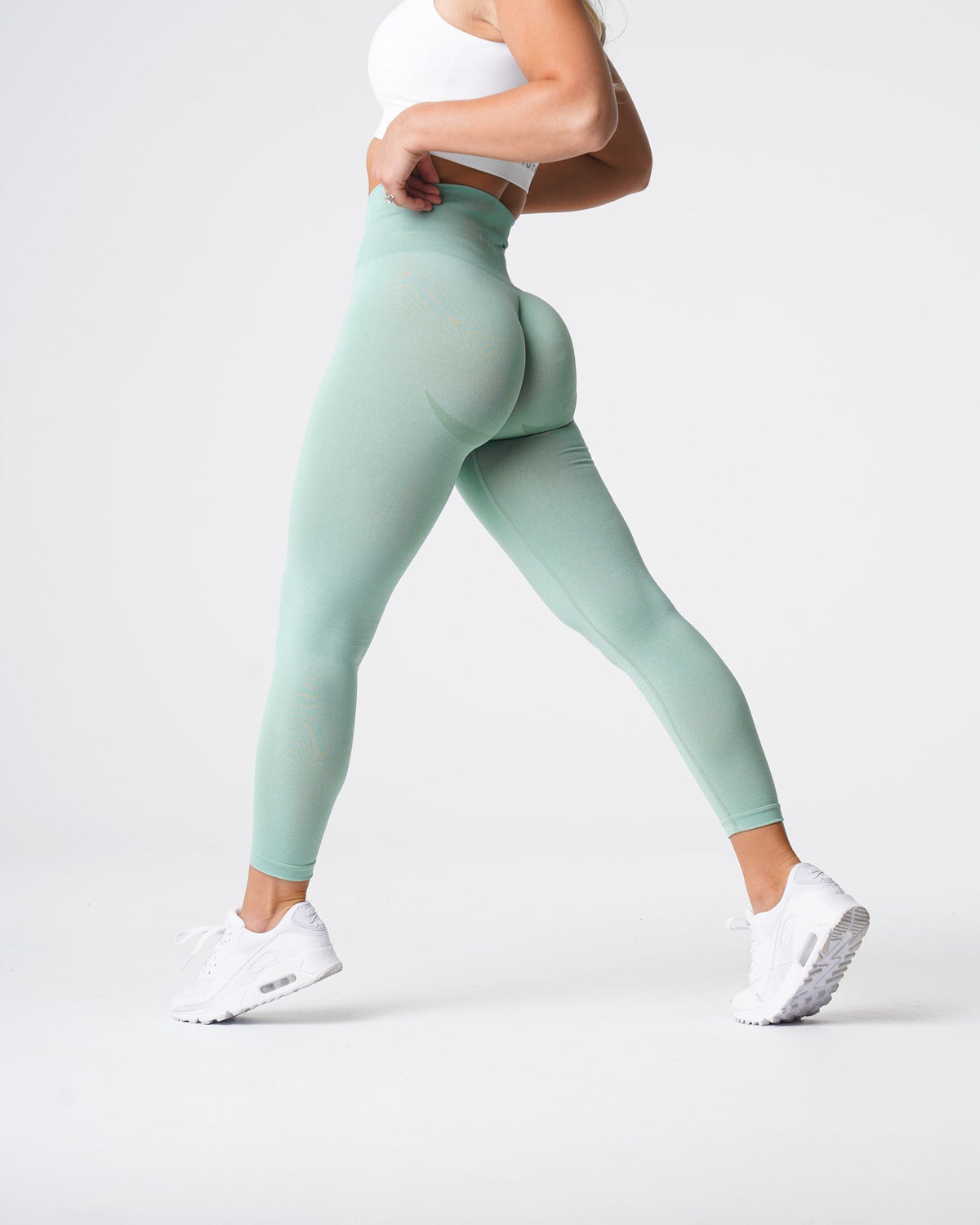Women Sage Green Curve Seamless Leggings - NVGTN