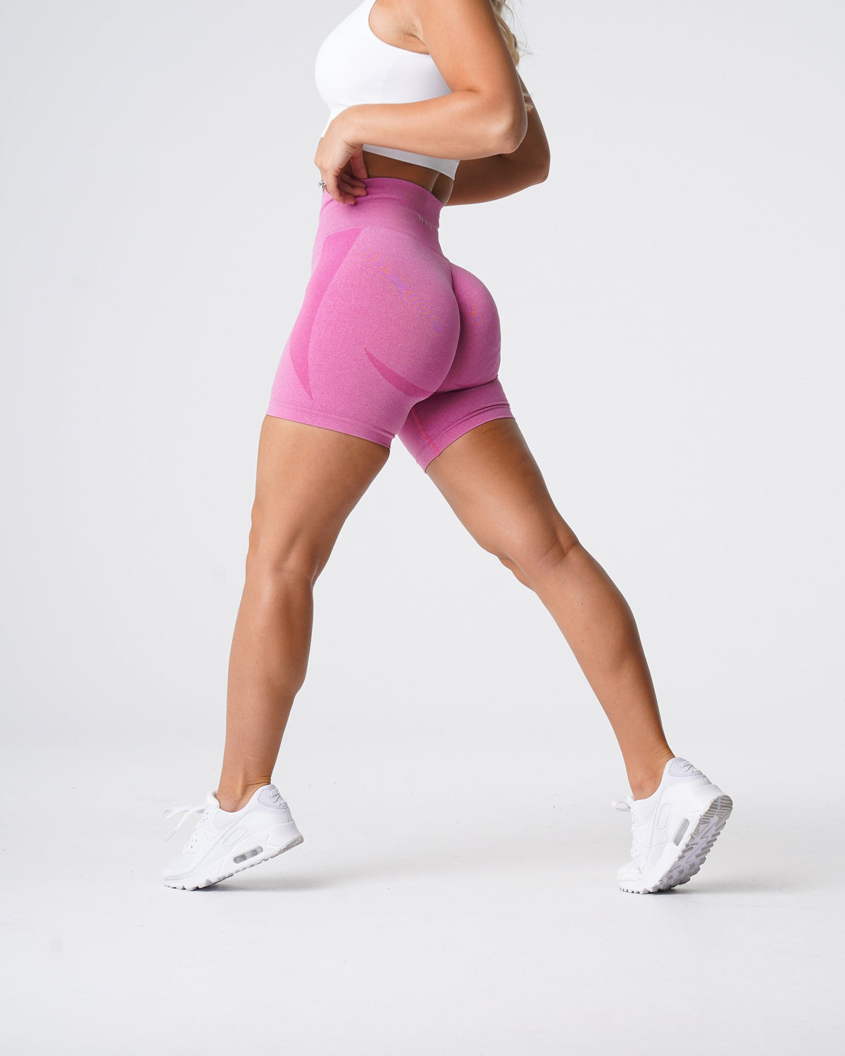 Women Bubble Gum Pink Contour Seamless Shorts - NVGTN