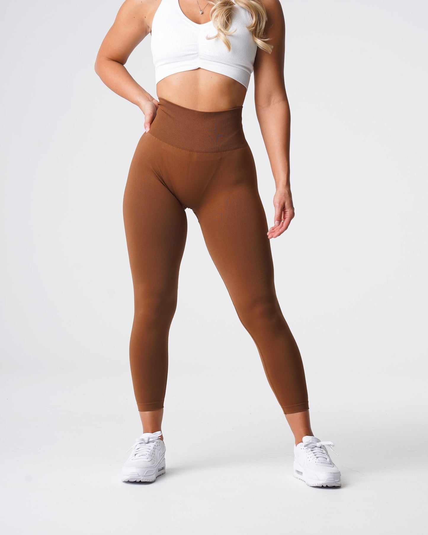 Women Caramel Solid Seamless Leggings - NVGTN
