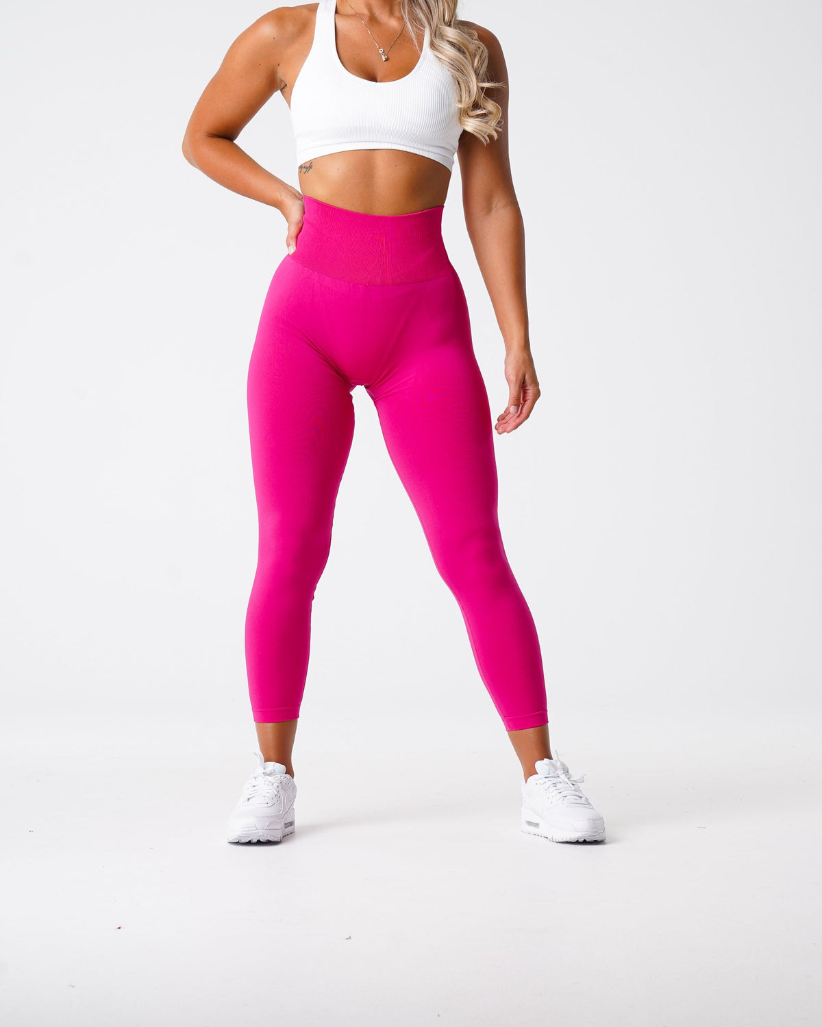 Women Magenta Solid Seamless Leggings - NVGTN