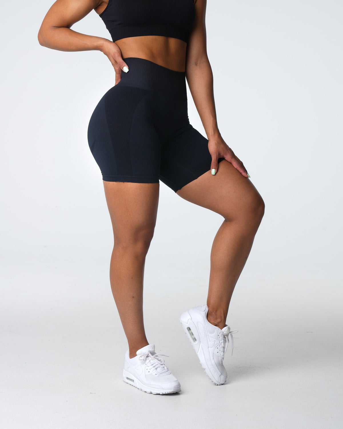 Women Black Contour 2.0 Seamless Shorts - NVGTN