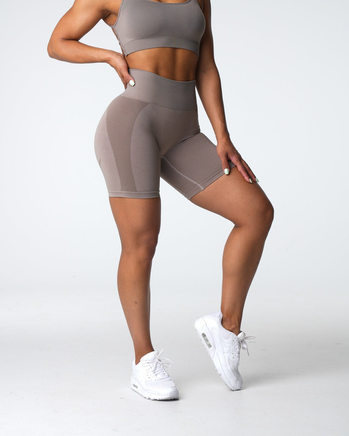 Women Taupe Contour 2.0 Seamless Shorts - NVGTN