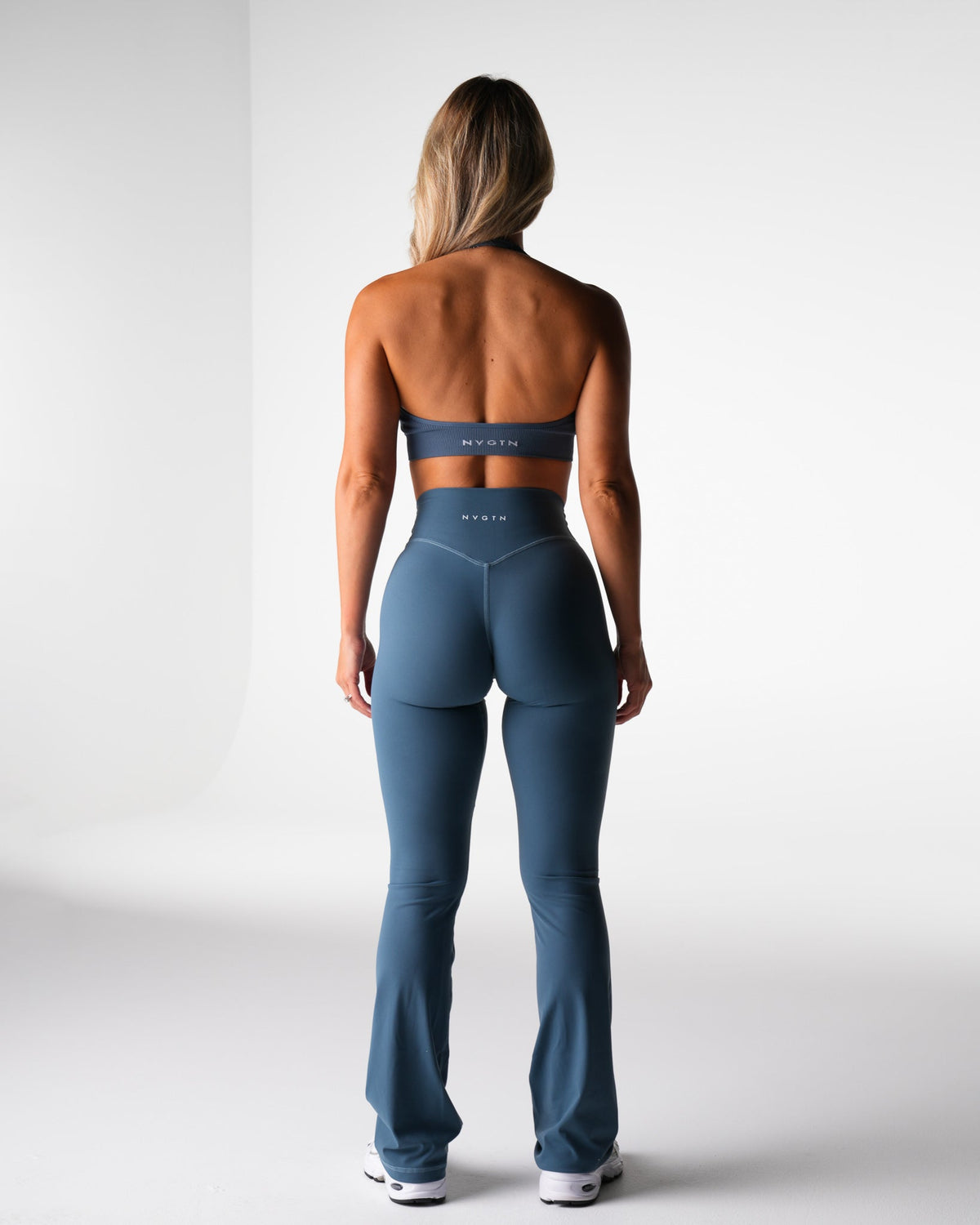 Women River Finesse Seamless Halter Bra - NVGTN