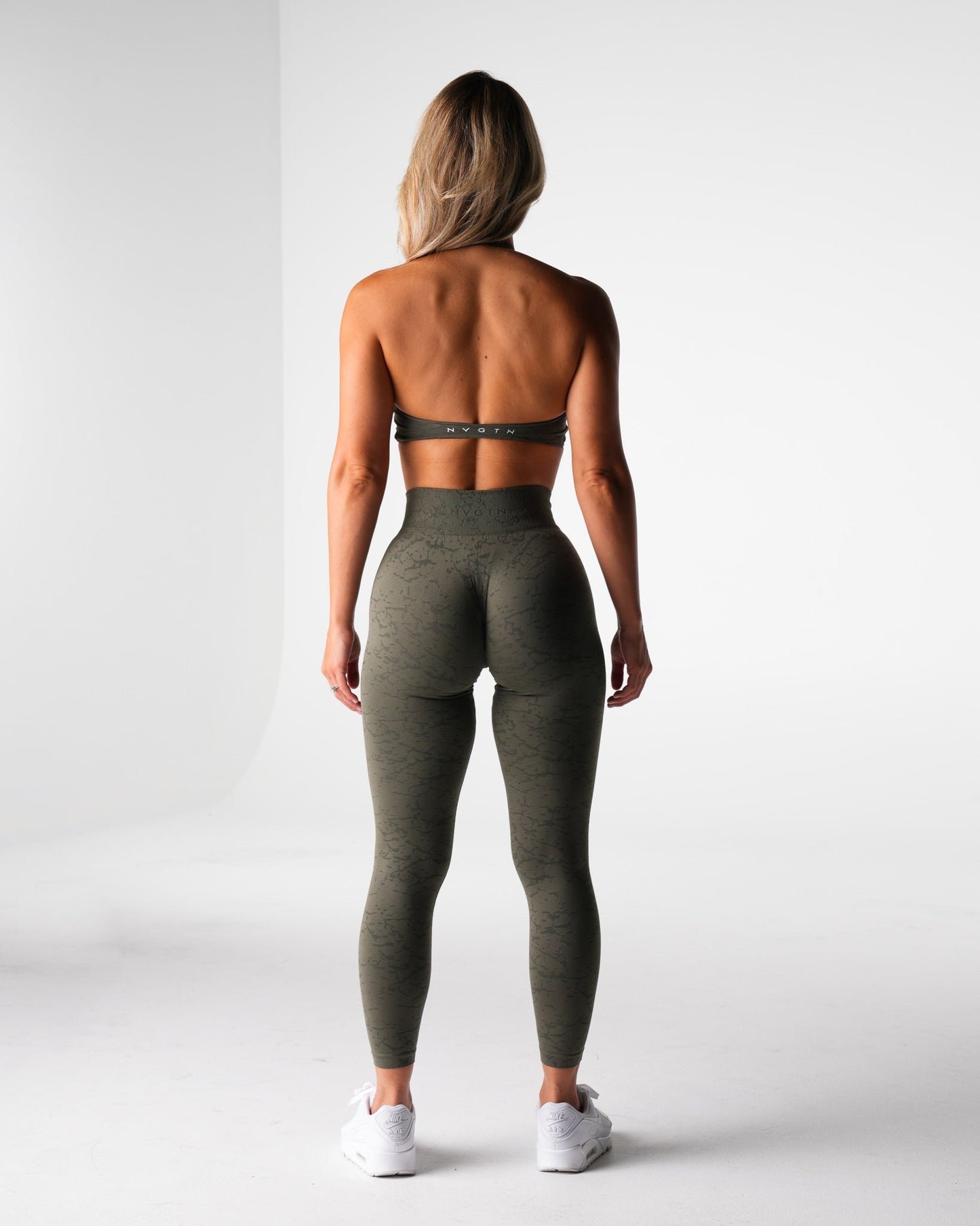 Women Evergreen Breakthrough Stunner Seamless Halter Bra - NVGTN