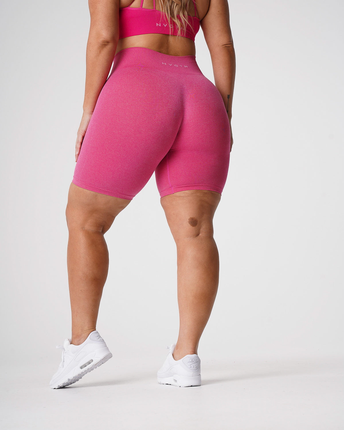 Women Fuchsia Pro Seamless Shorts - NVGTN