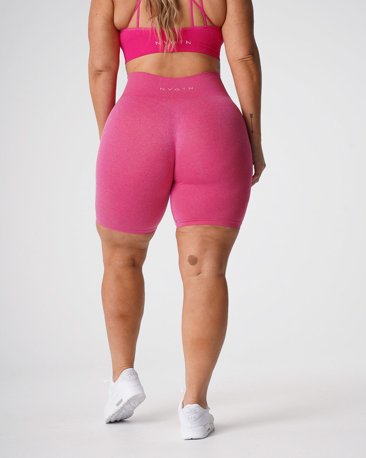 Women Fuchsia Pro Seamless Shorts - NVGTN