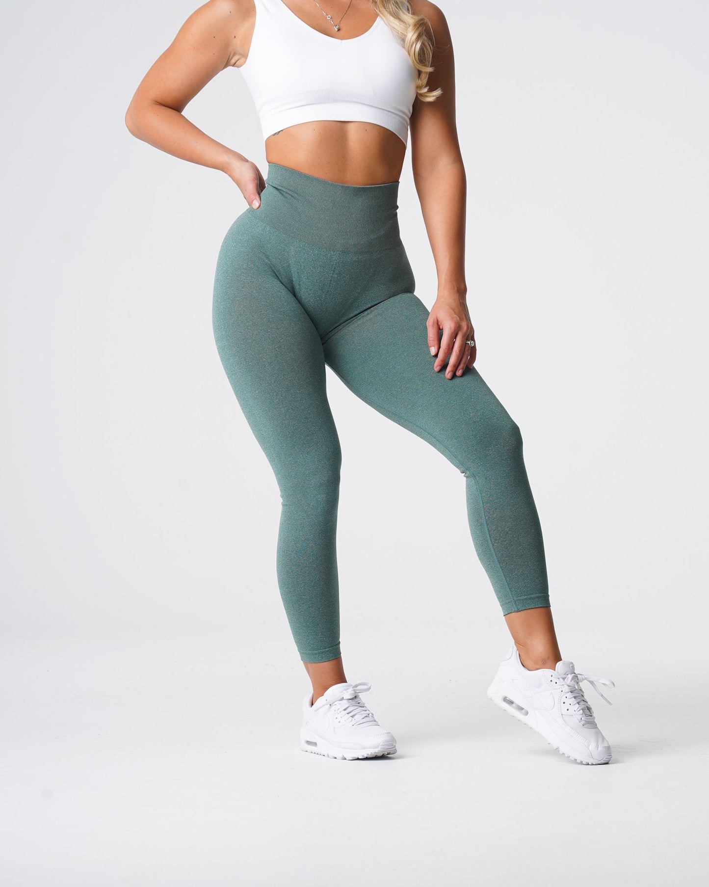 Women Forest Green Curve Seamless Leggings - NVGTN