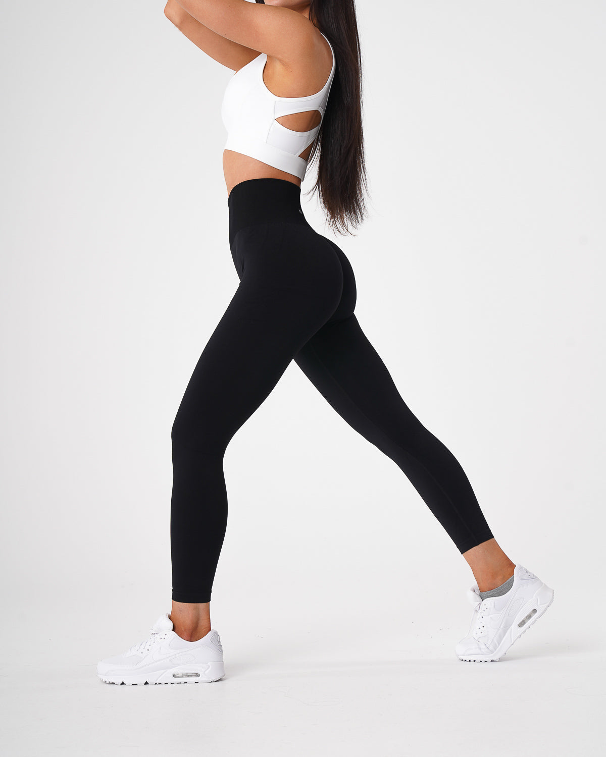 Women Black Solid Seamless Leggings - NVGTN