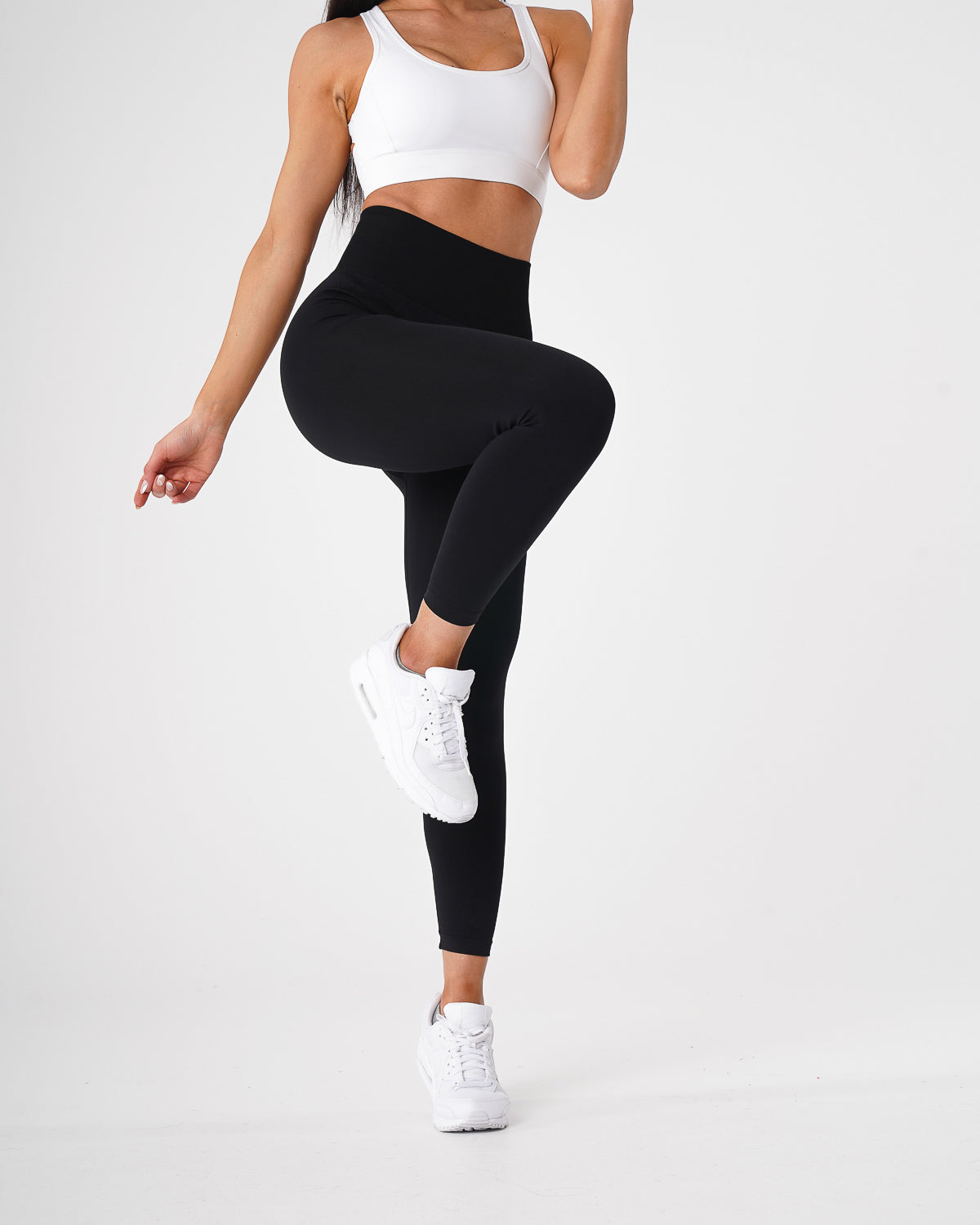 Women Black Solid Seamless Leggings - NVGTN