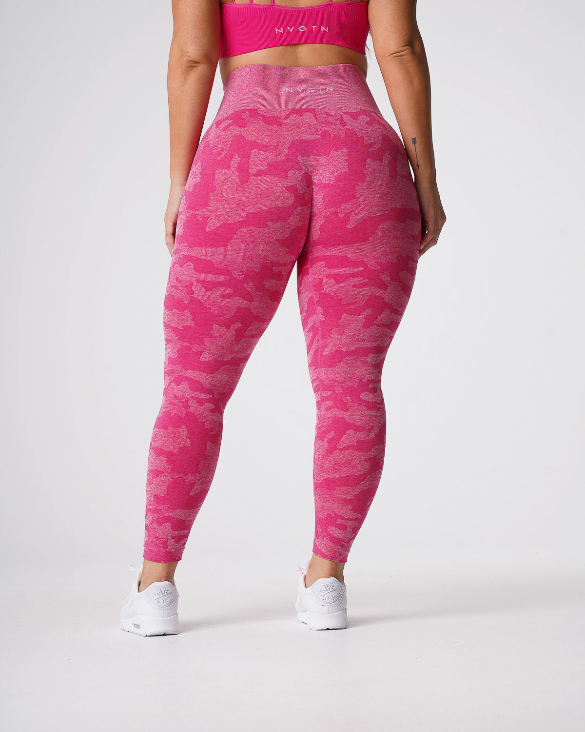 Women Fuchsia Camo Seamless Leggings - NVGTN