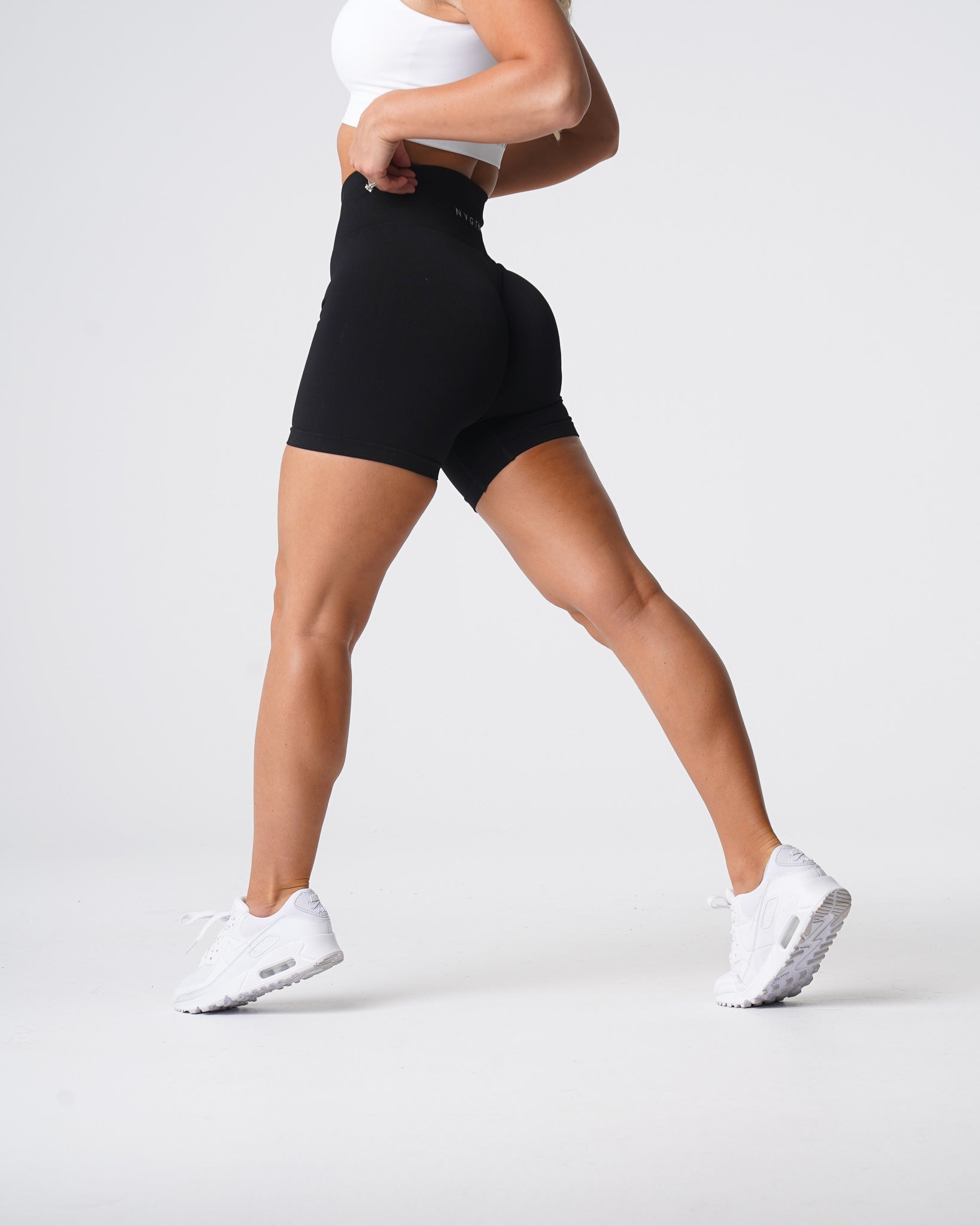 Women Black Solid Seamless Shorts - NVGTN