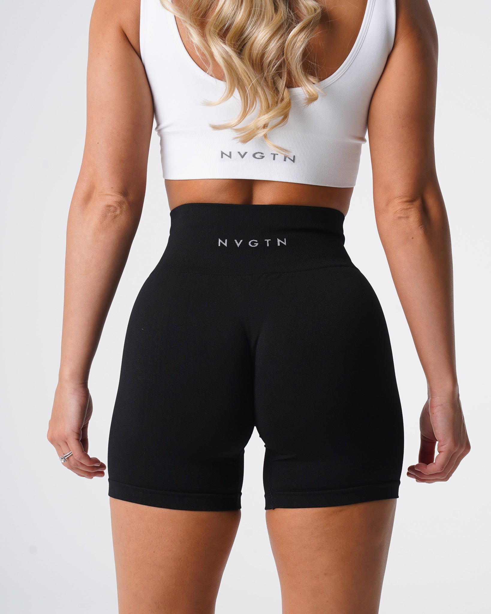 Women Black Solid Seamless Shorts - NVGTN