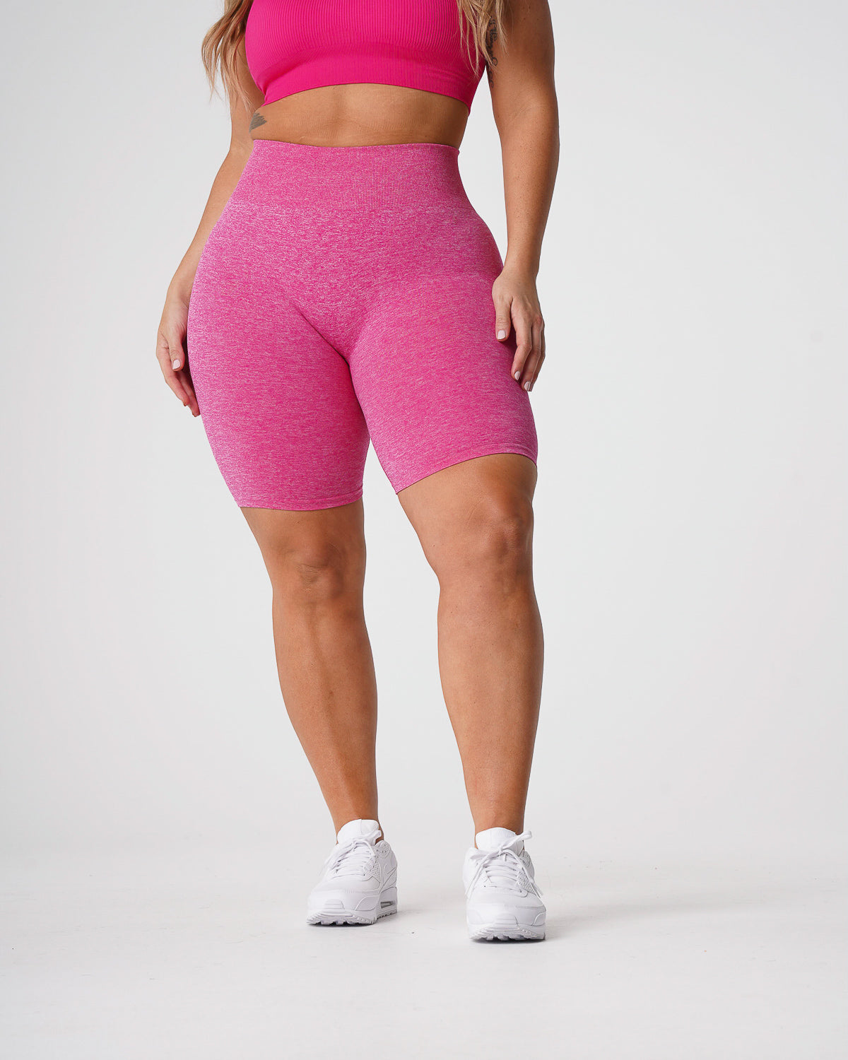 Women Fuchsia Scrunch Seamless Shorts - NVGTN