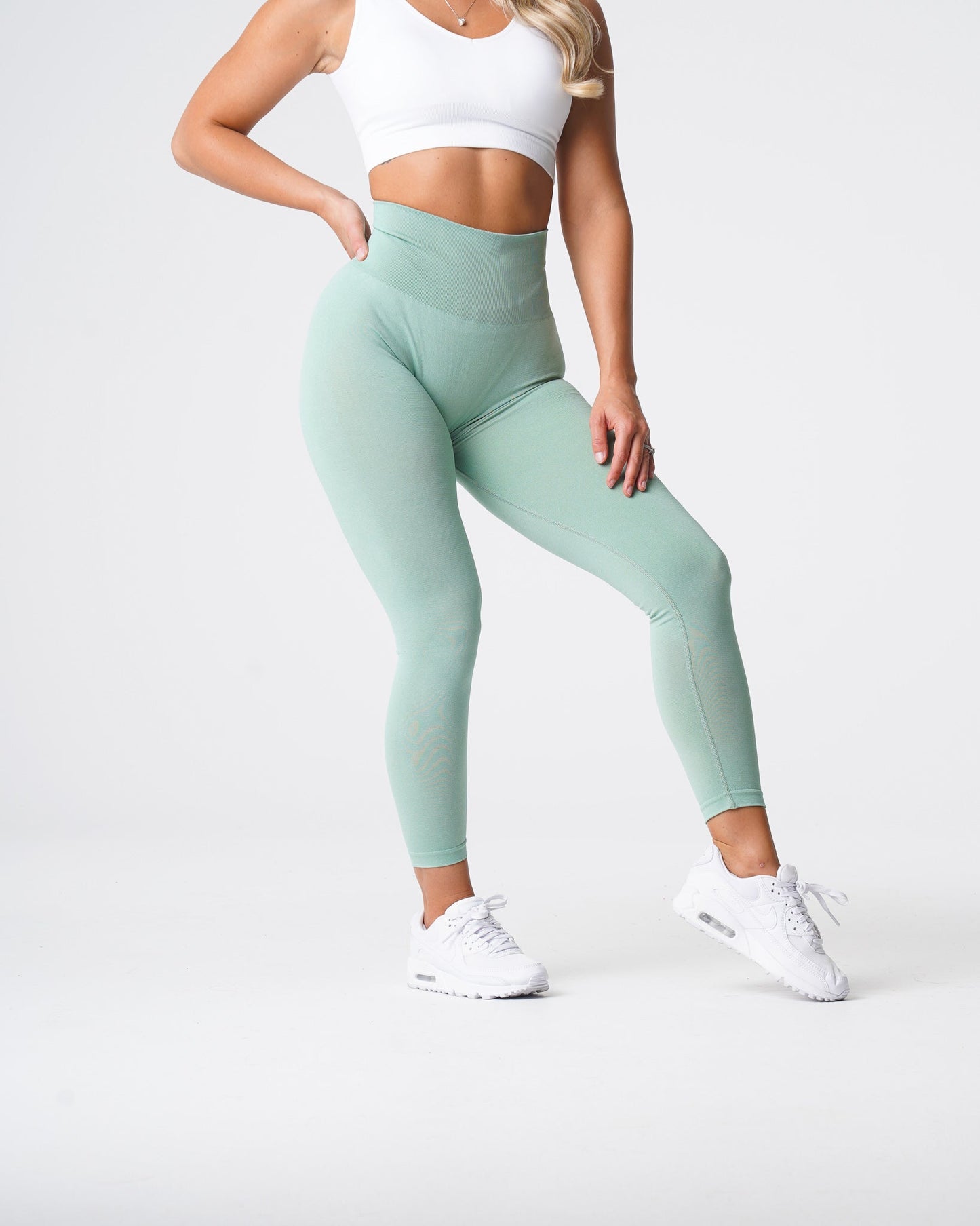 Women Sage Green Curve Seamless Leggings - NVGTN