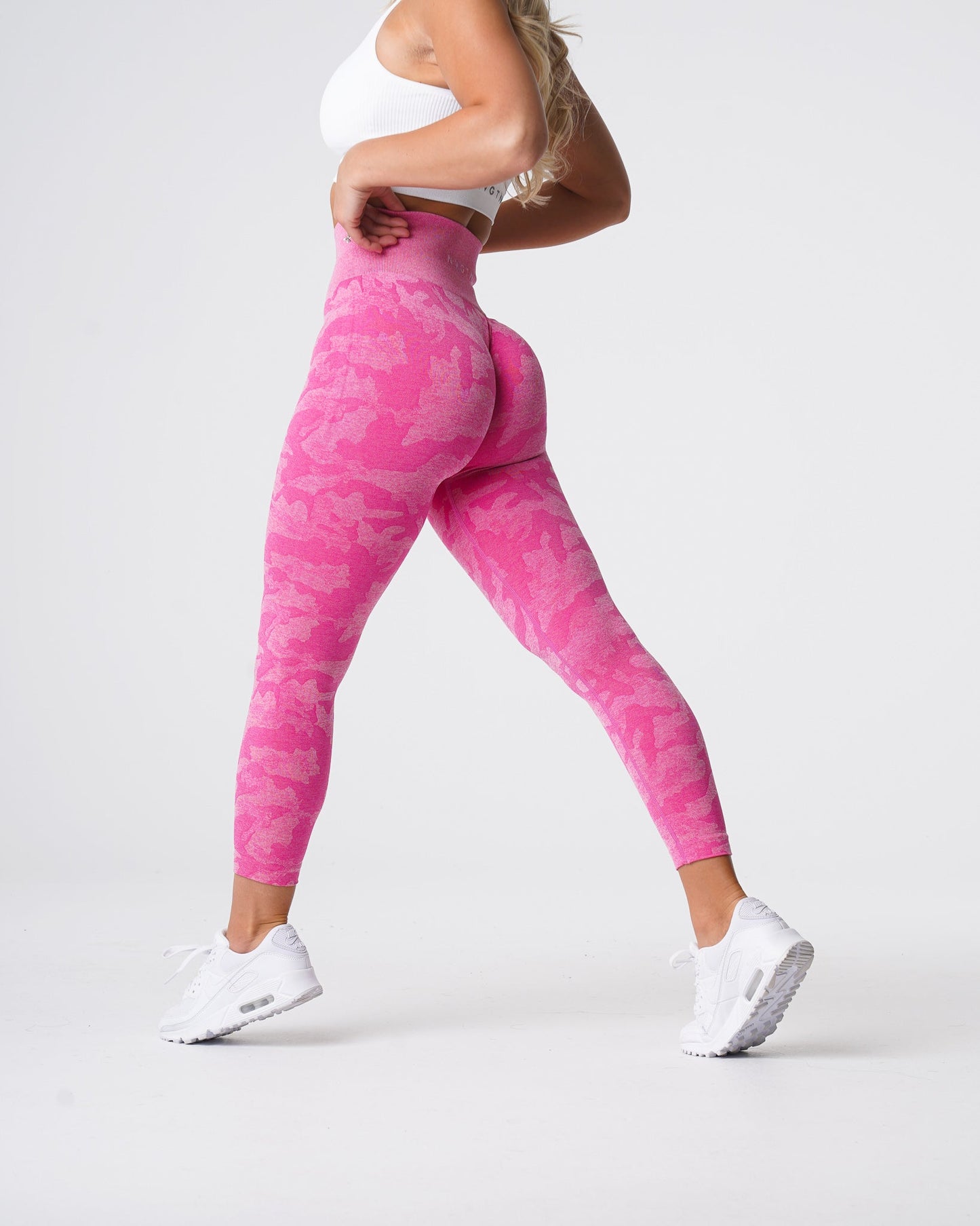 Women Bubble Gum Pink Camo Seamless Leggings - NVGTN