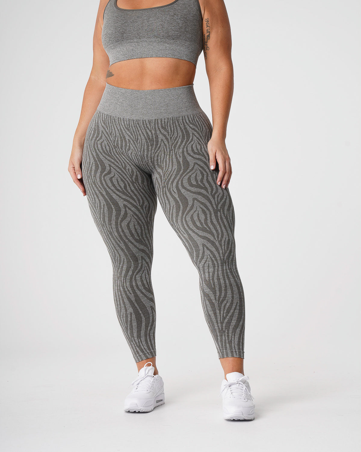 Women Khaki Green Zebra Seamless Leggings - NVGTN