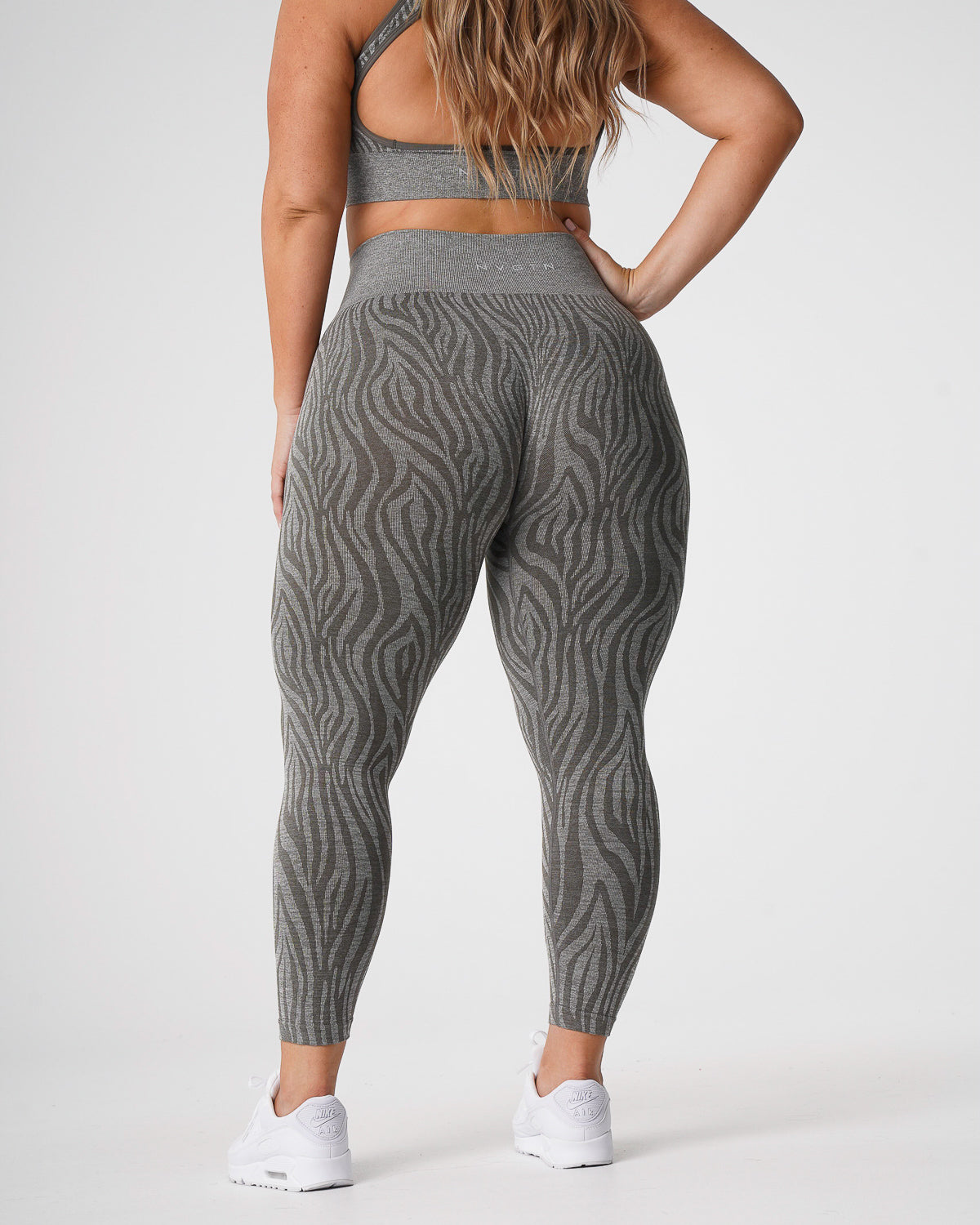Women Khaki Green Zebra Seamless Leggings - NVGTN
