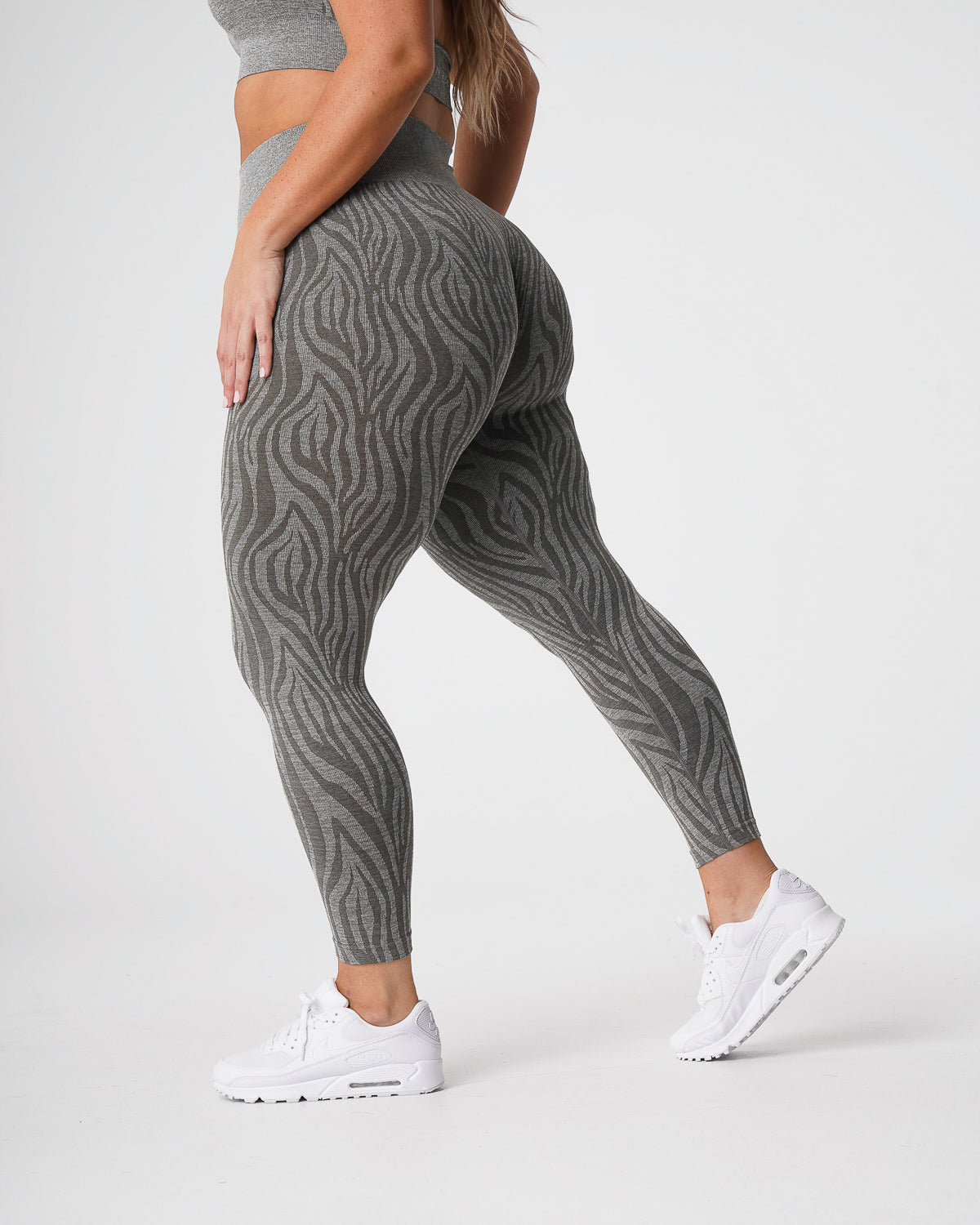 Women Khaki Green Zebra Seamless Leggings - NVGTN