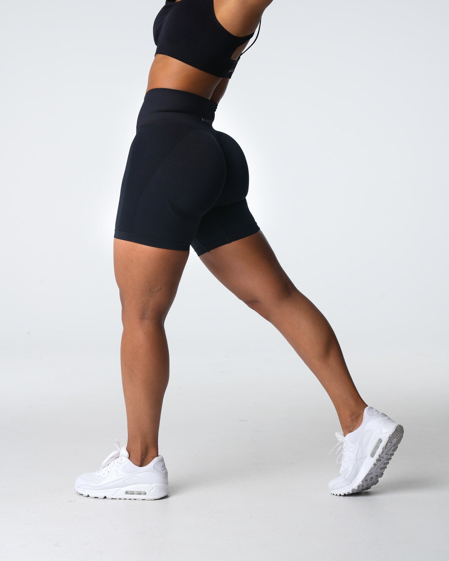 Women Black Contour 2.0 Seamless Shorts - NVGTN