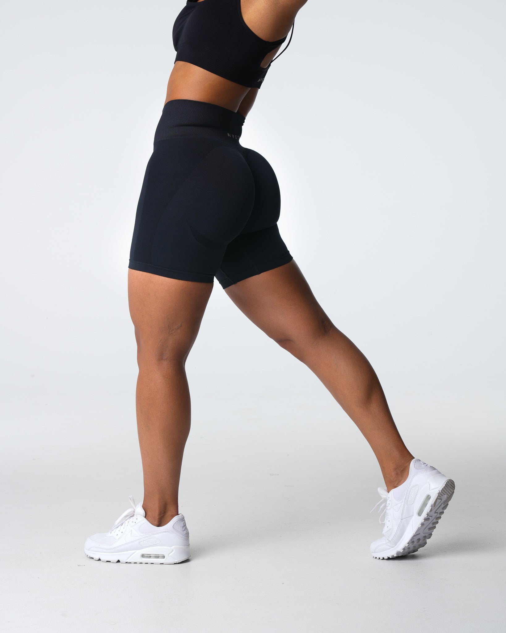 Women Black Contour 2.0 Seamless Shorts - NVGTN