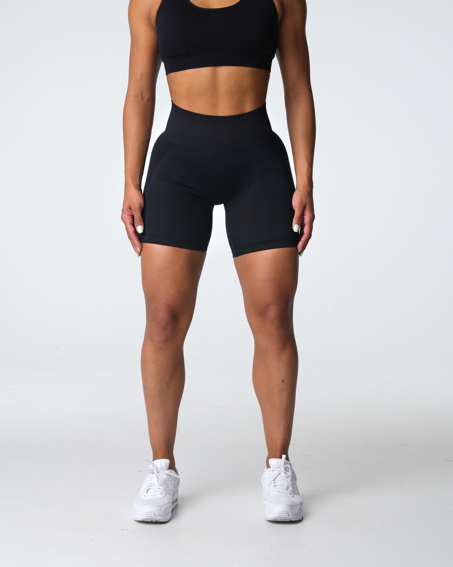 Women Black Contour 2.0 Seamless Shorts - NVGTN