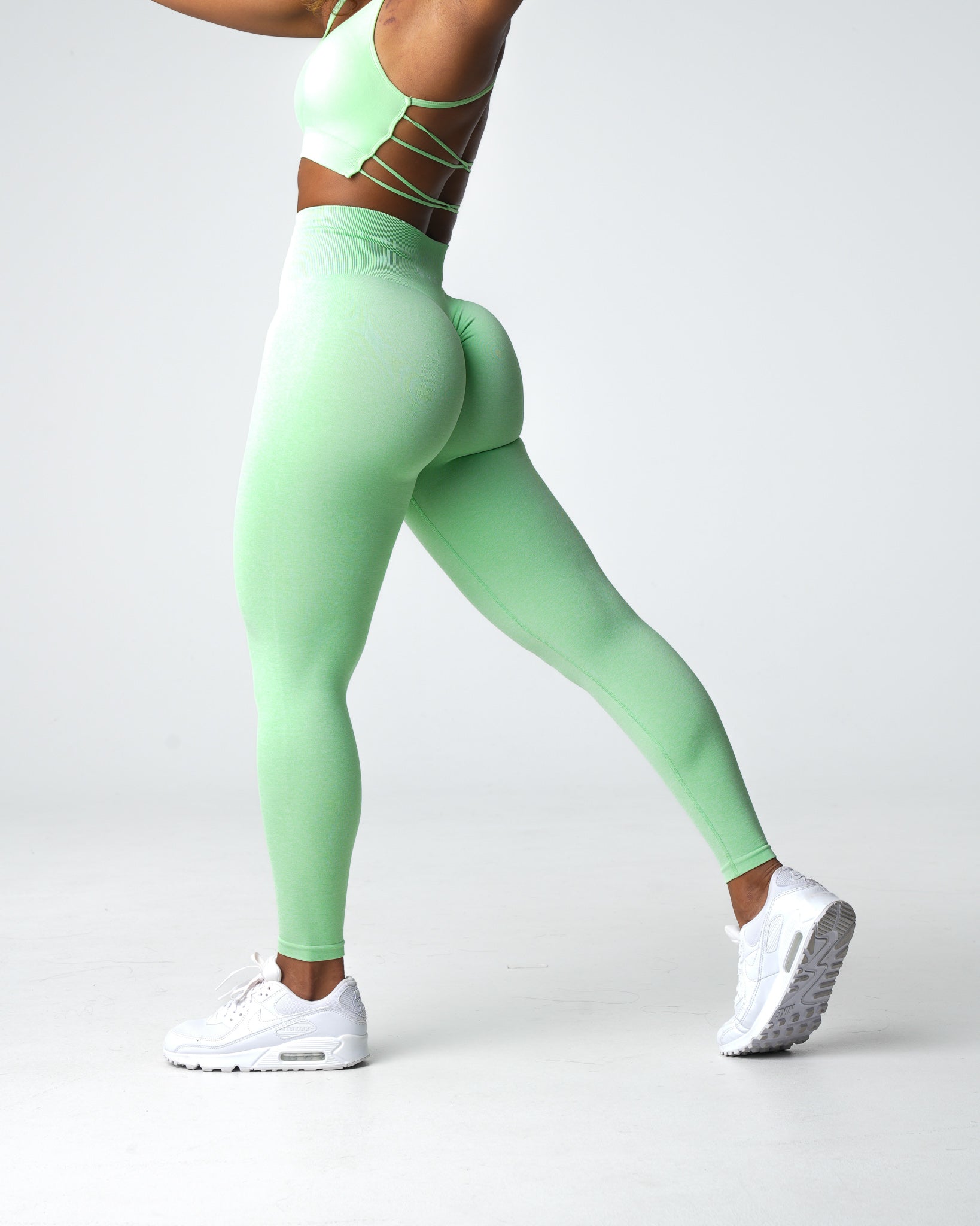 Women Pistachio Scrunch Seamless Leggings - NVGTN