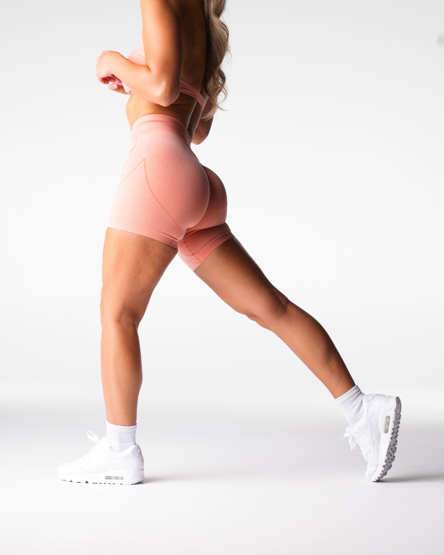 Women Peach Figure Seamless Shorts - NVGTN