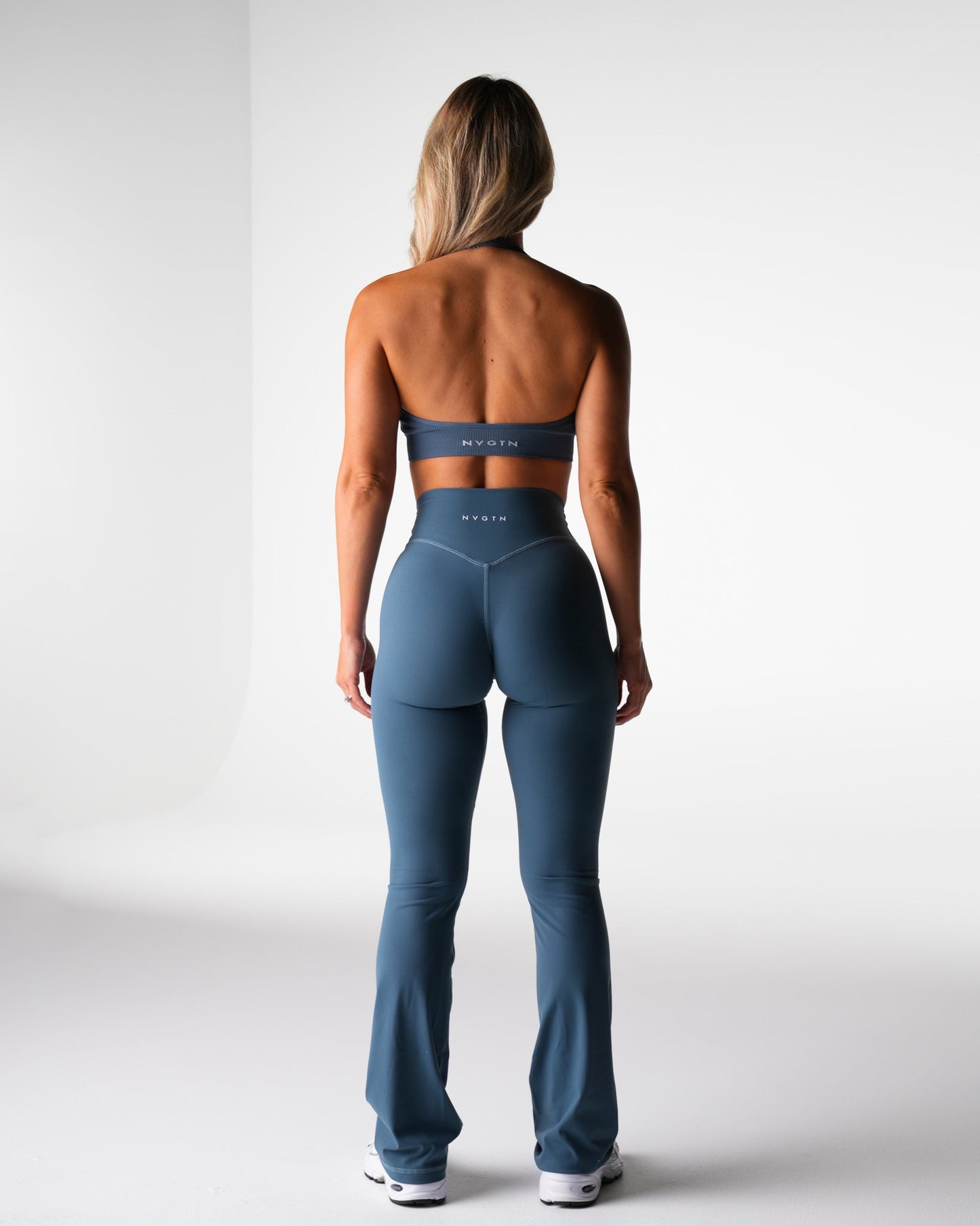 Women River Finesse Seamless Halter Bra - NVGTN