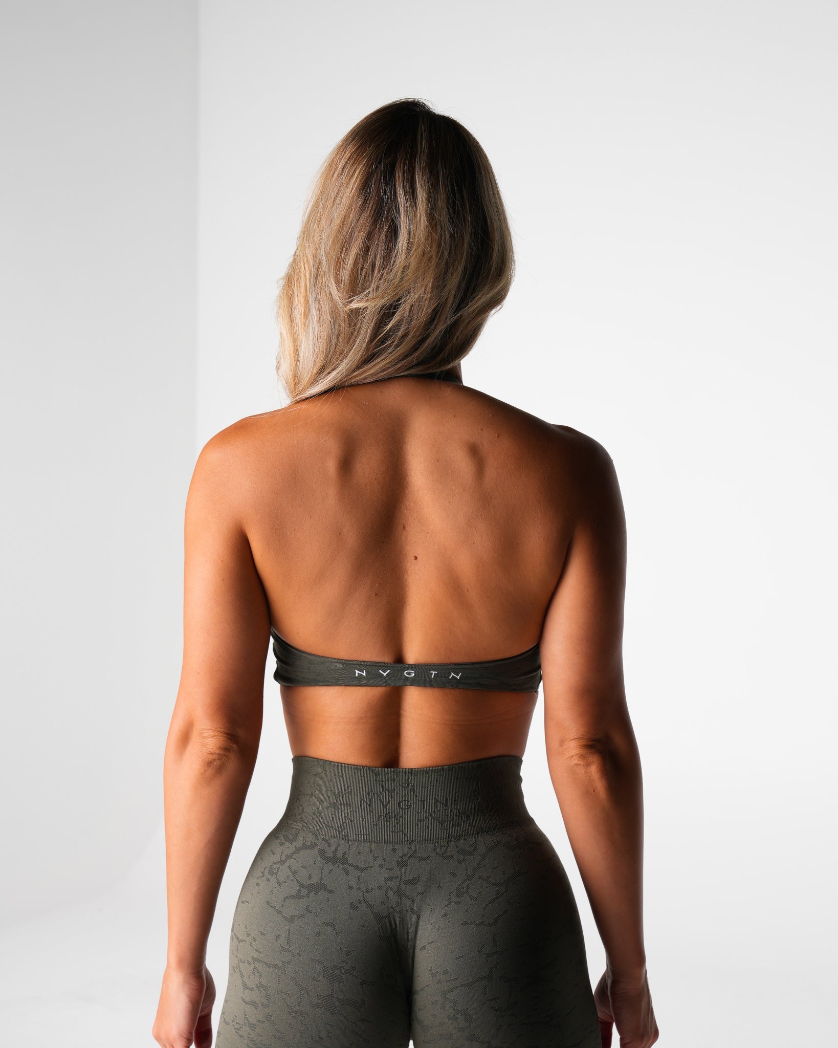 Women Evergreen Breakthrough Stunner Seamless Halter Bra - NVGTN