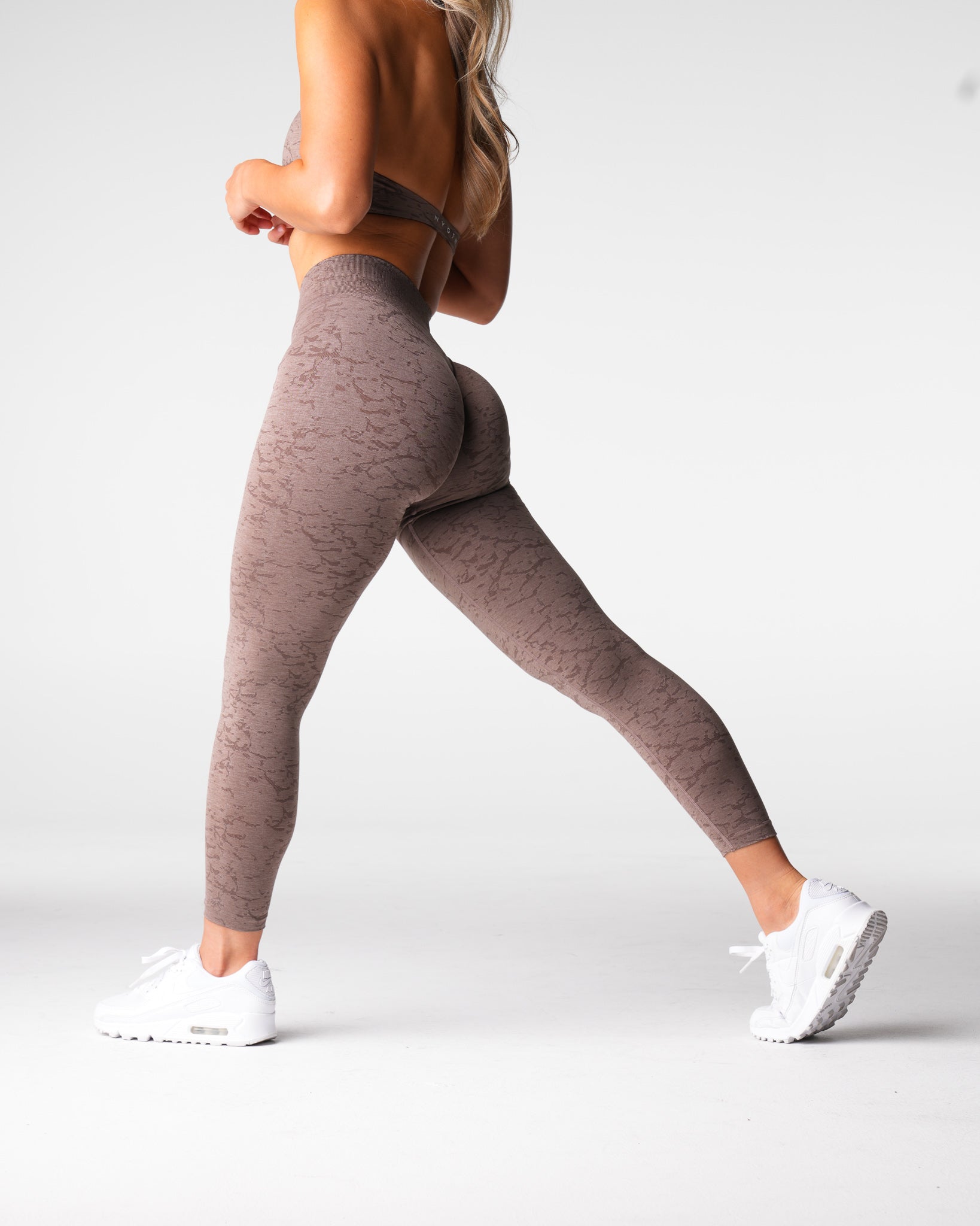 Women Oak Breakthrough Seamless Leggings - NVGTN
