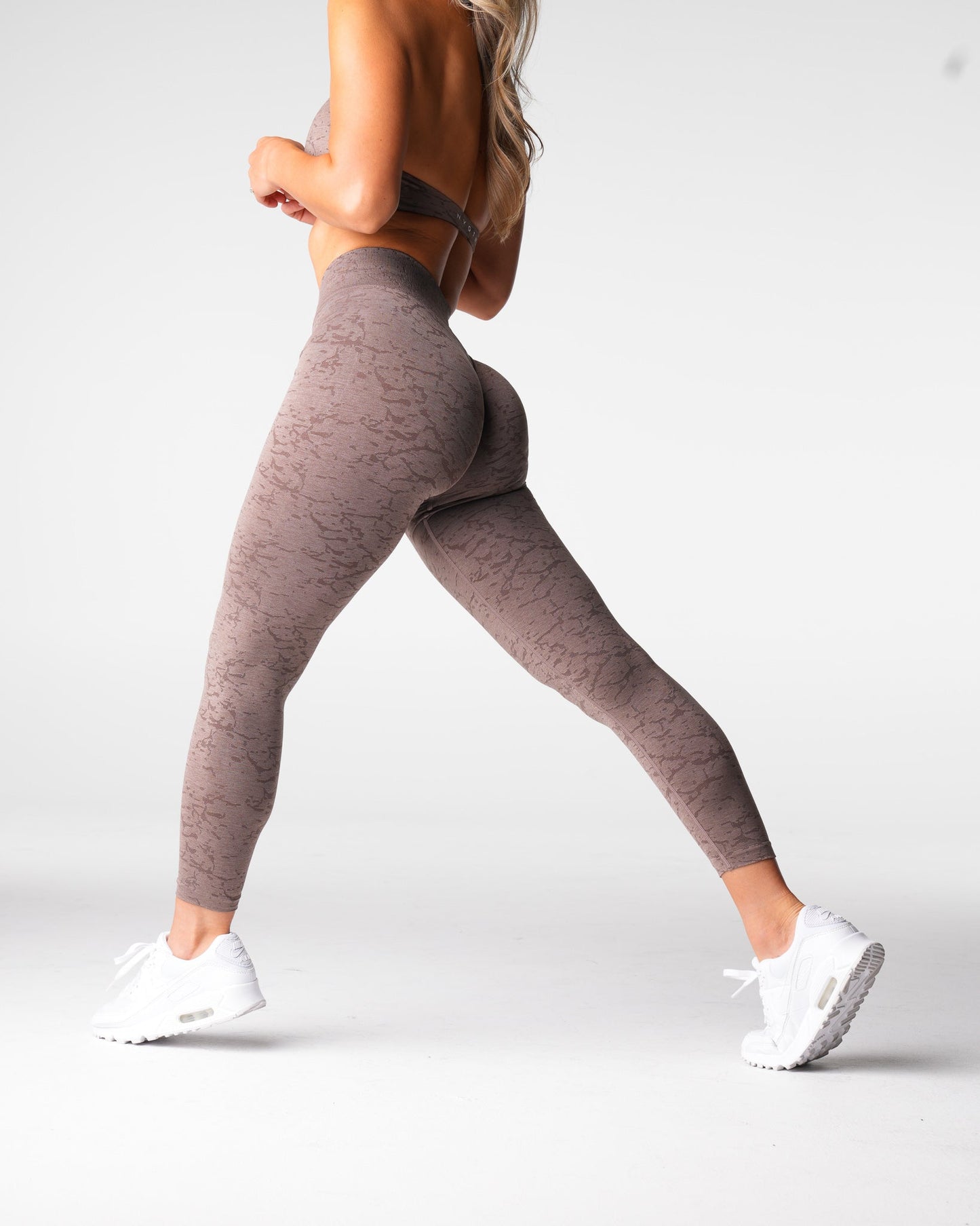 Women Oak Breakthrough Seamless Leggings - NVGTN